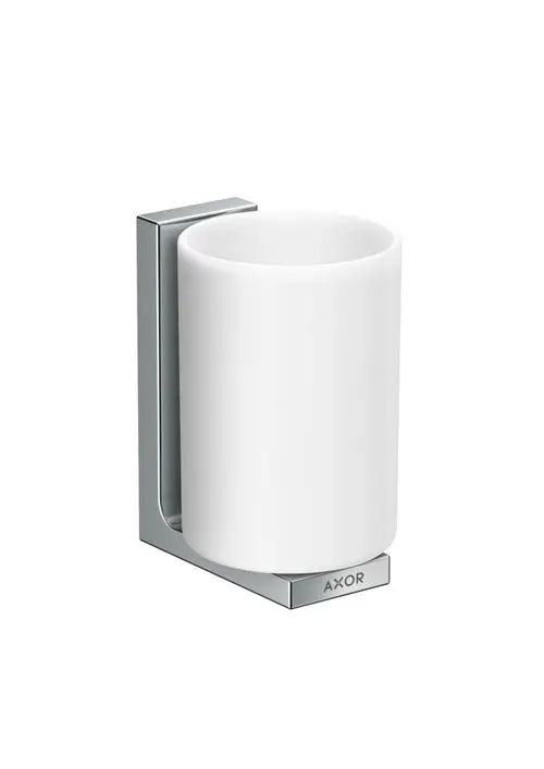 Zahnputzbecher in Weiß mit Halterung aus Chrom, montiert an der Wand. Das Produkt ist von der Marke AXOR.